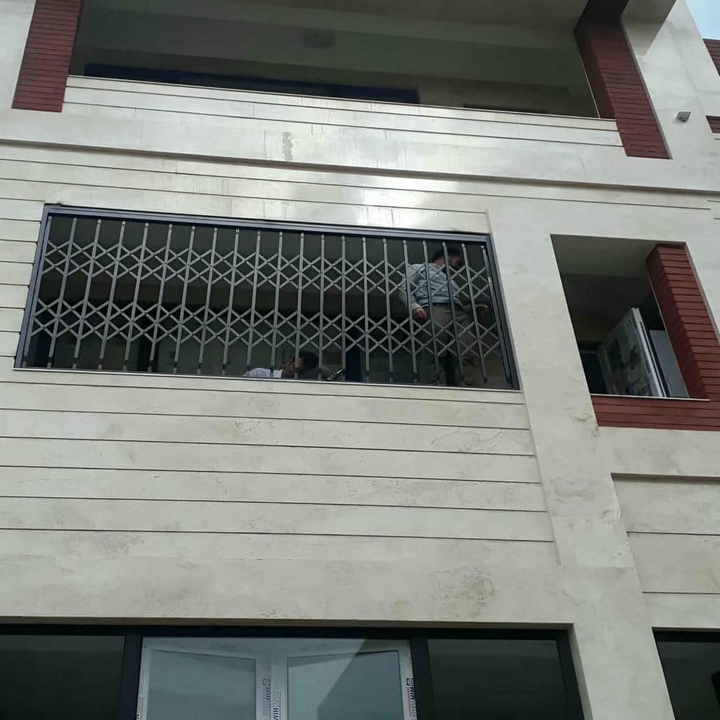 حفاظ پنجره متحرک با فرم فرفورژه هماهنگ