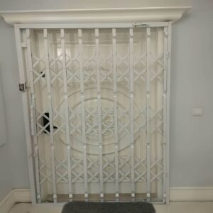 درب آکاردئونی با رنگ سفید
