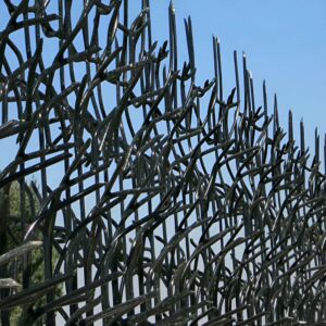 نرده محافظ روی دیوار