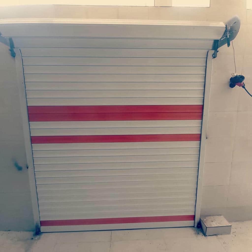 اندازه‌گیری تخصصی کرکره برقی برای دهانه ورودی