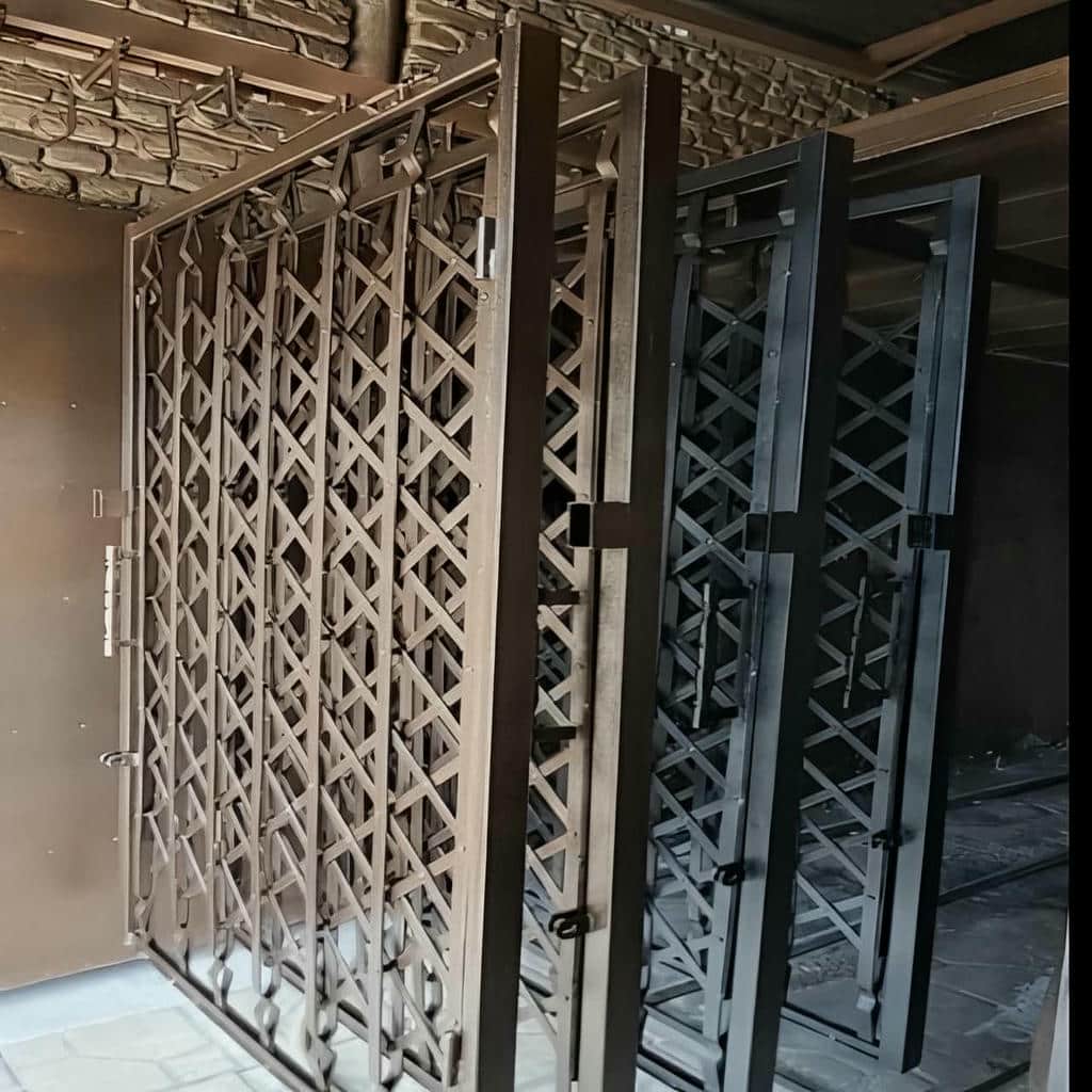 اندازه‌گیری دهانه گارد آکاردئونی برای ورودی آپارتمان