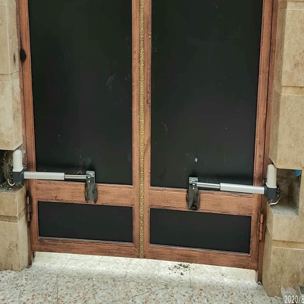 جک بازویی شهرکرد روی درب فلزی مشکی ویلایی