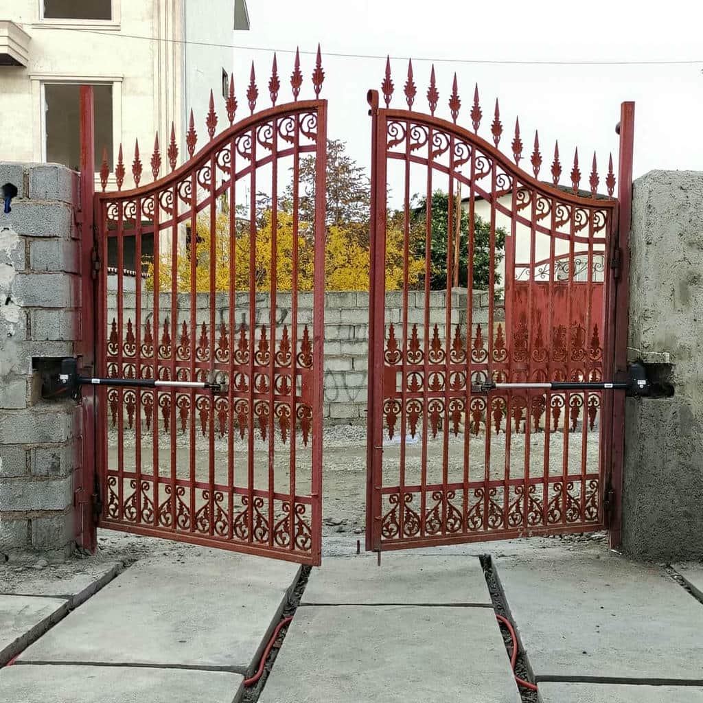 جک پارکینگی شهرکرد هماهنگ با ستون سنگی ورودی