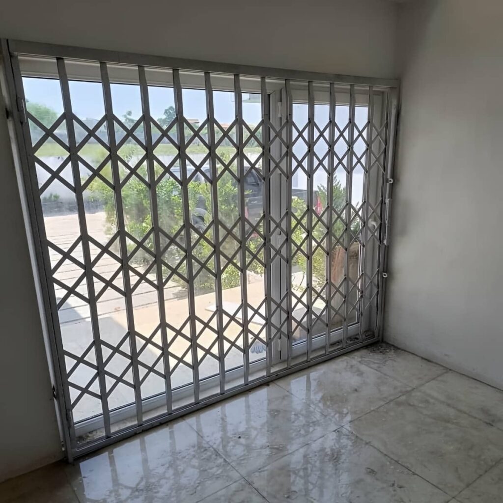حفاظ درب آکاردئونی سفارشی مشکی در استان اردبیل