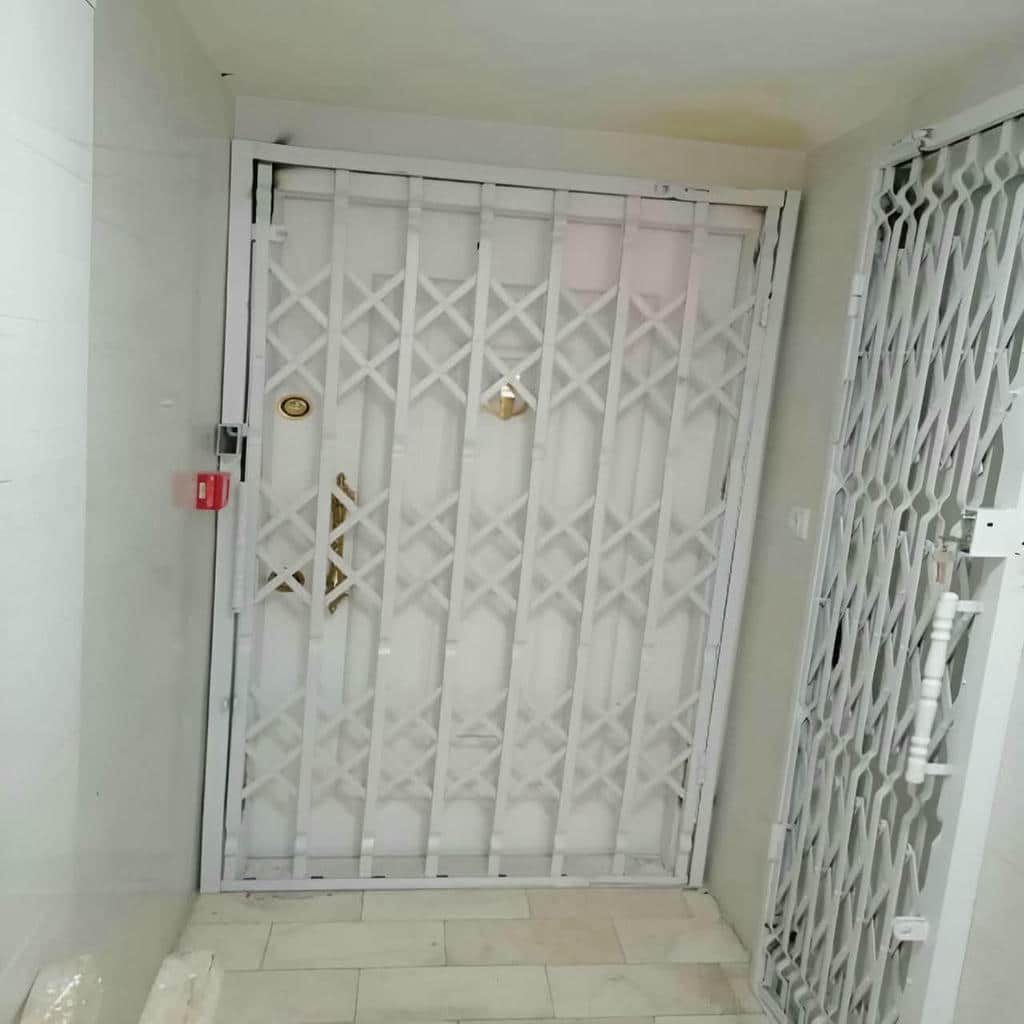 حفاظ درب آکاردئونی سفارشی مشکی در بجنورد