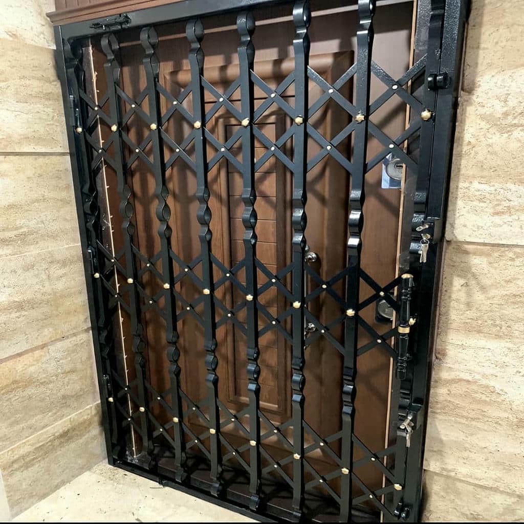 حفاظ درب آکاردئونی سفارشی مشکی در شهرکرد