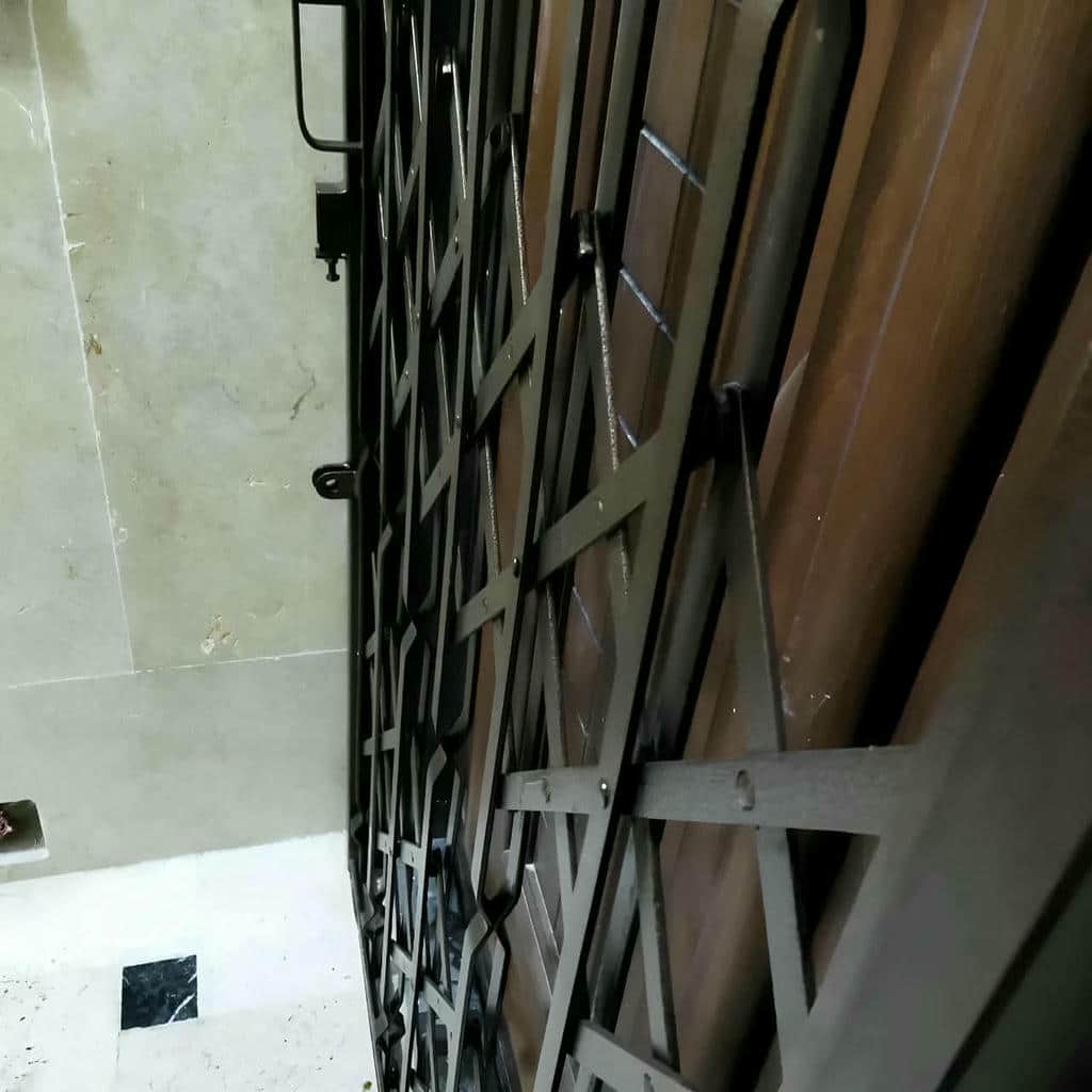 حفاظ درب آکاردئونی سفید با ابعاد اختصاصی