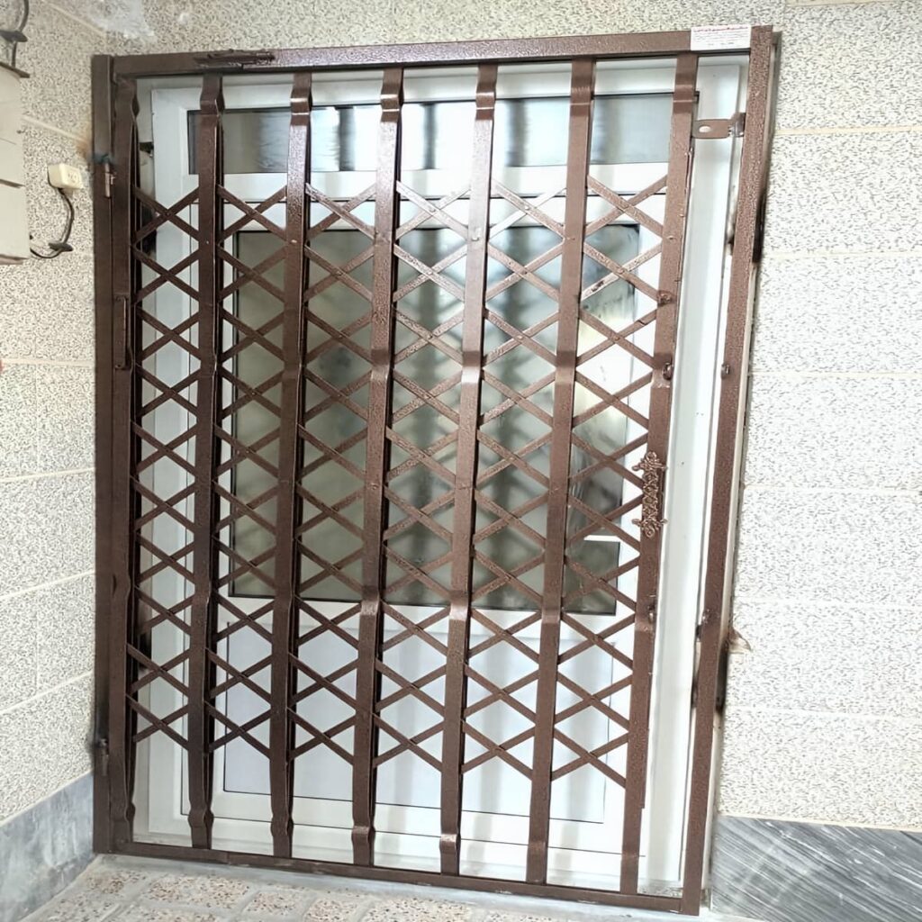 حفاظ درب آکاردئونی مشکی با ابعاد اختصاصی