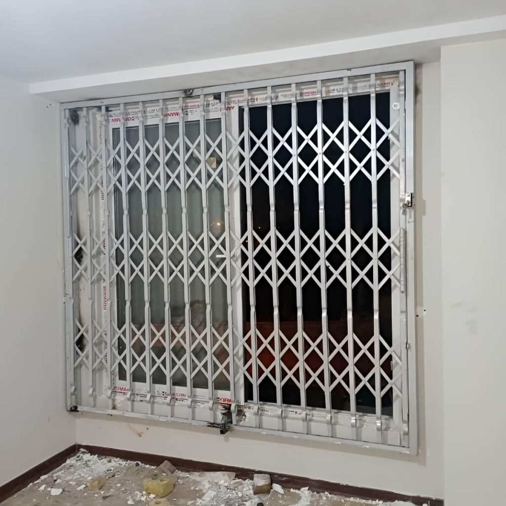 حفاظ درب آکاردئونی مشکی سفارشی استان خراسان جنوبی