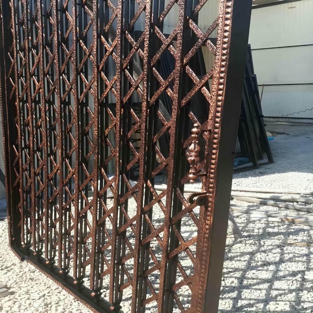 حفاظ درب آکاردئونی مشکی سفارشی در استان زنجان