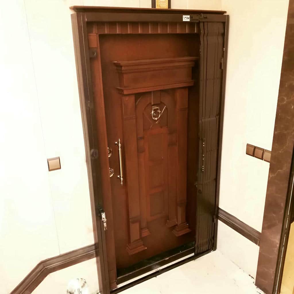 حفاظ درب آکاردئونی مشکی سفارشی در استان کرمان