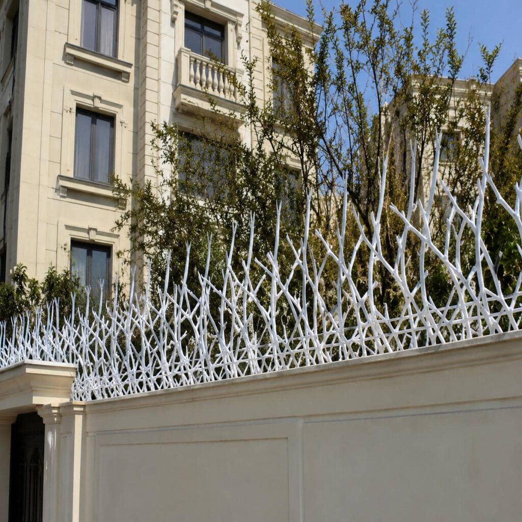 حفاظ دیوار مشکی هماهنگ نمای ساختمان