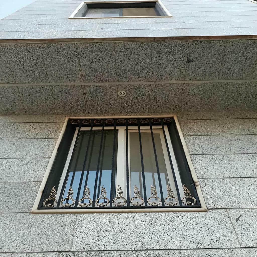 حفاظ پنجره با قاب دقیق و پوشش تیره