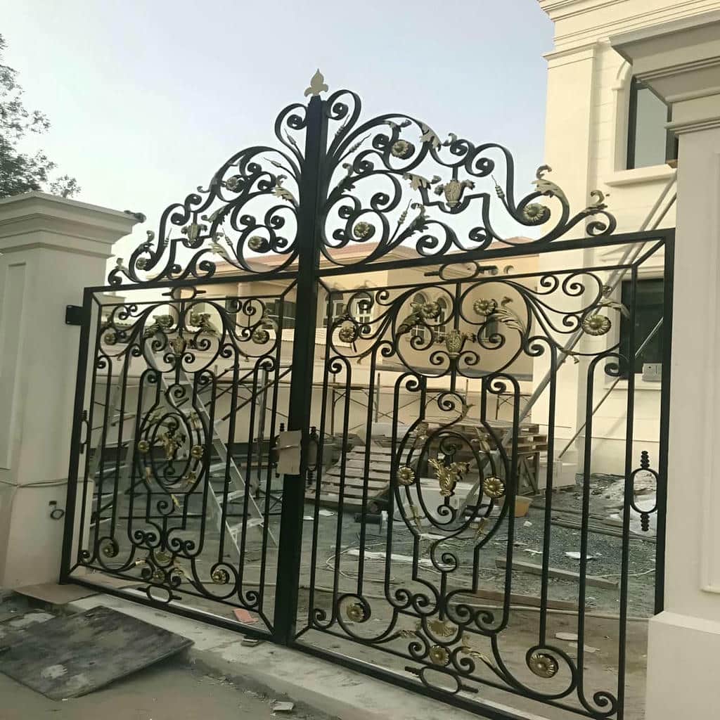 درب فلزی عریض با قاب مقاوم