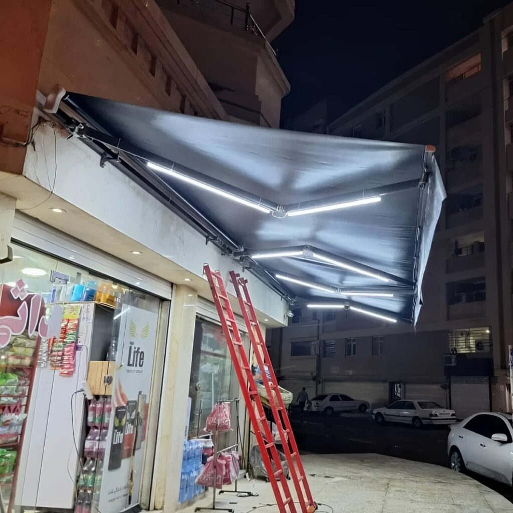 سایبان اتوماتیک استان مرکزی با پوشش کرم برای ورودی