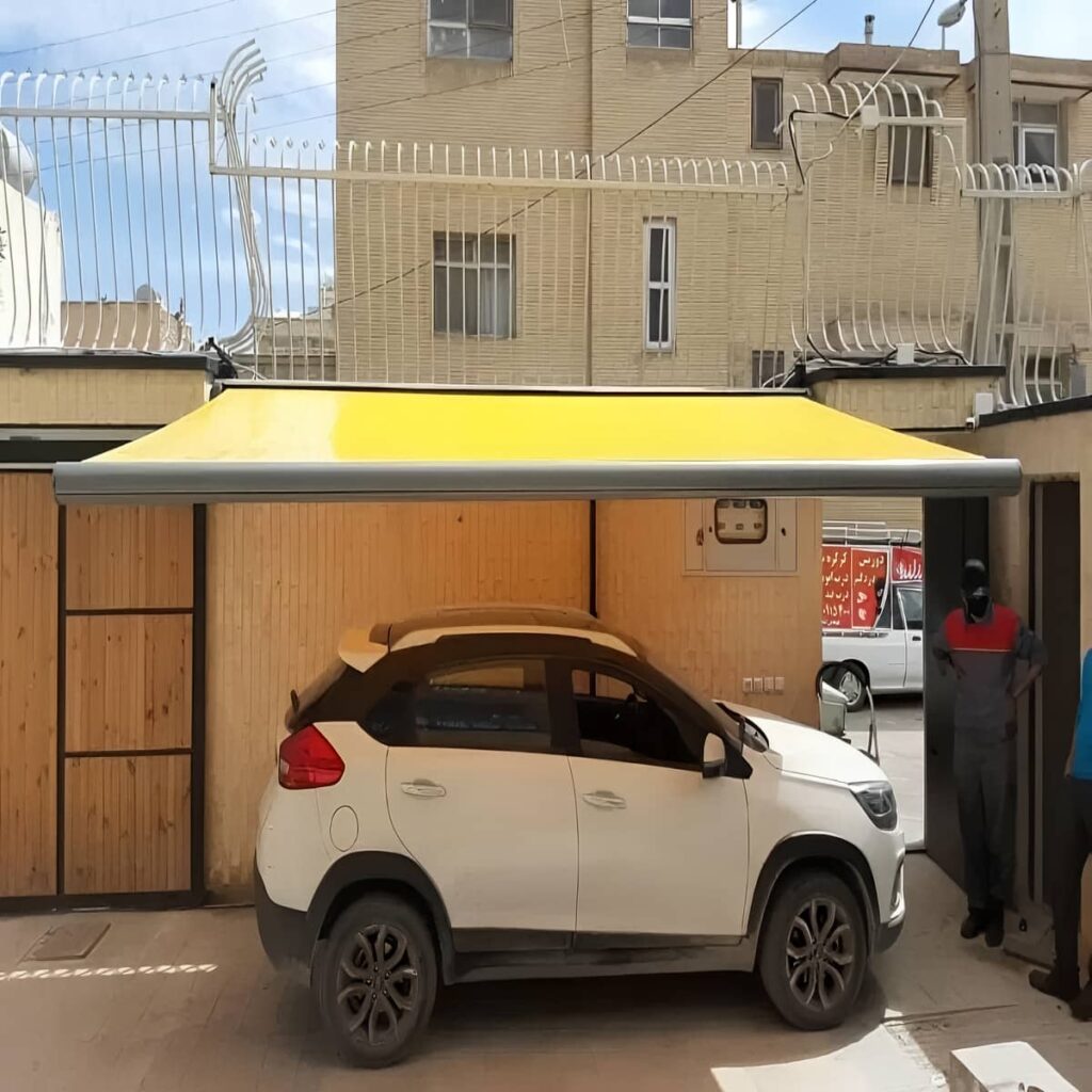 سایبان بازویی استان مرکزی با سازه مشکی روی تراس