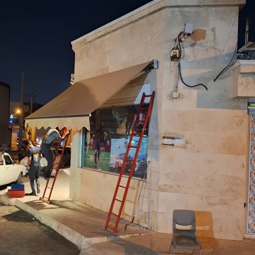 سایبان برقی اصفهان با پوشش روشن مقاوم آفتاب