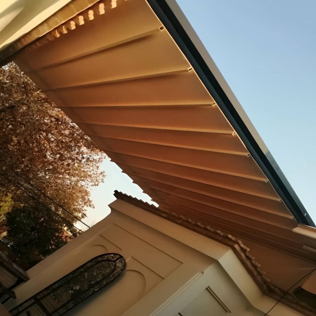 سایبان برقی با بازوهای فلزی از نمای نزدیک