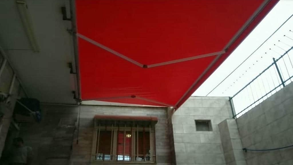 سایبان برقی با بازوهای فلزی مشکی