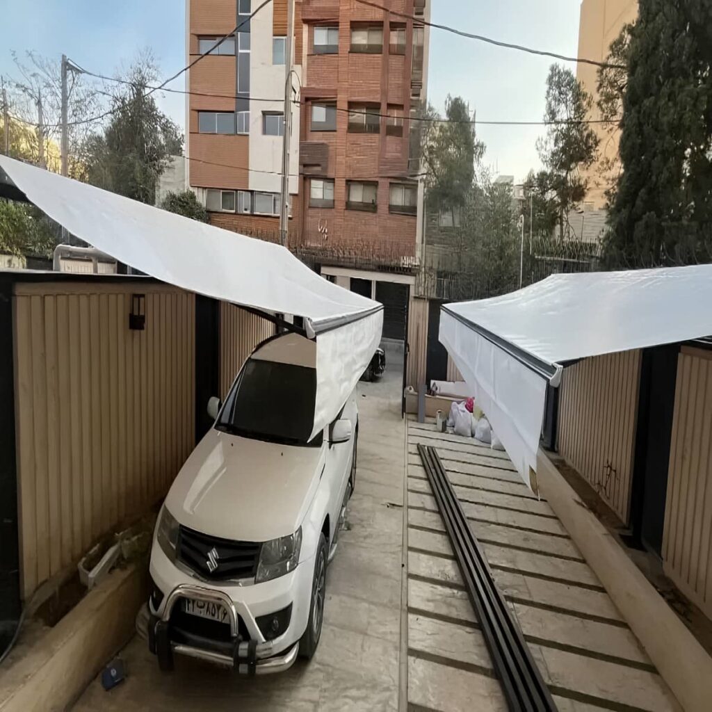 سایبان برقی با موتور و بازوی فلزی از نمای نزدیک