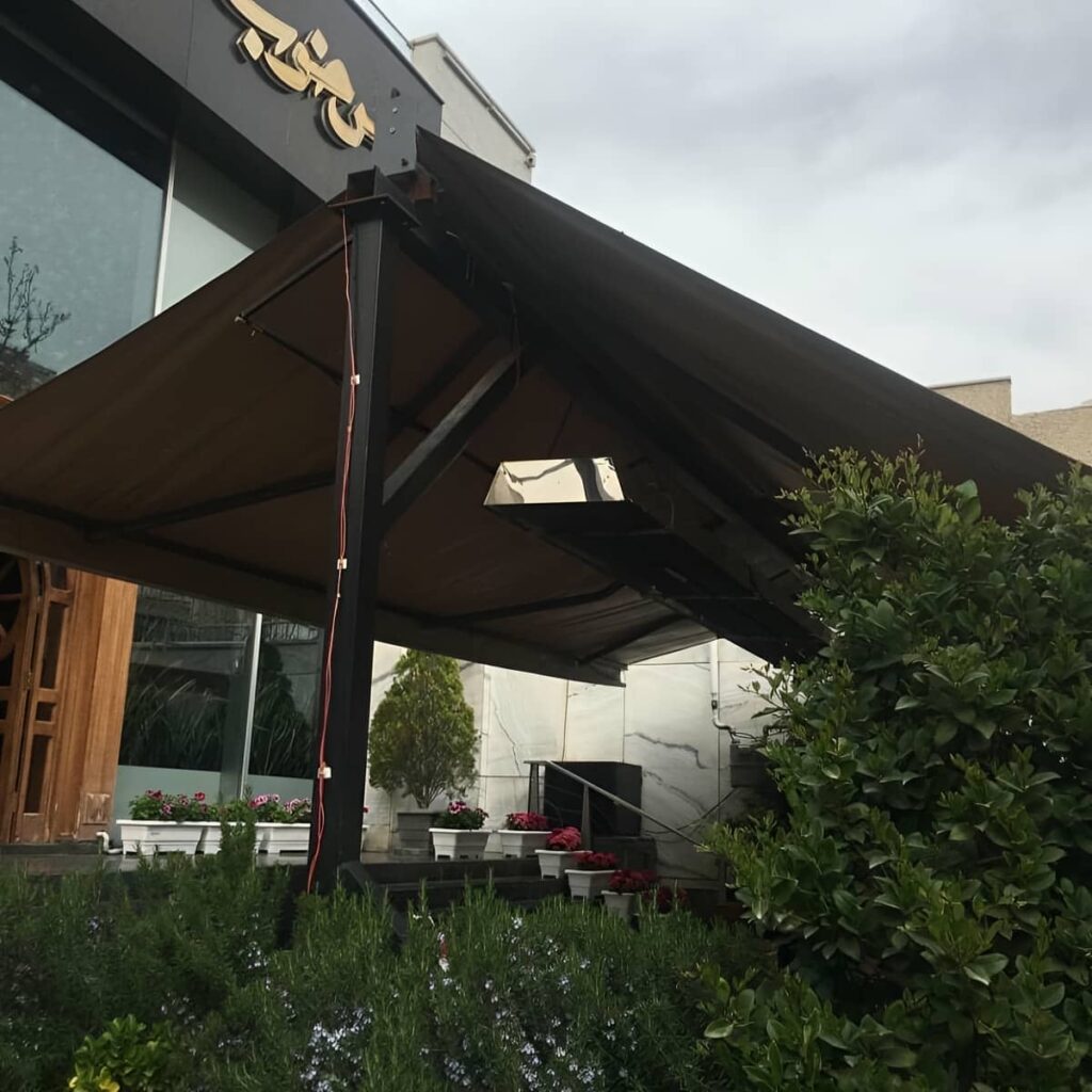 سایبان برقی با پارچه راه راه برای ورودی کلاسیک