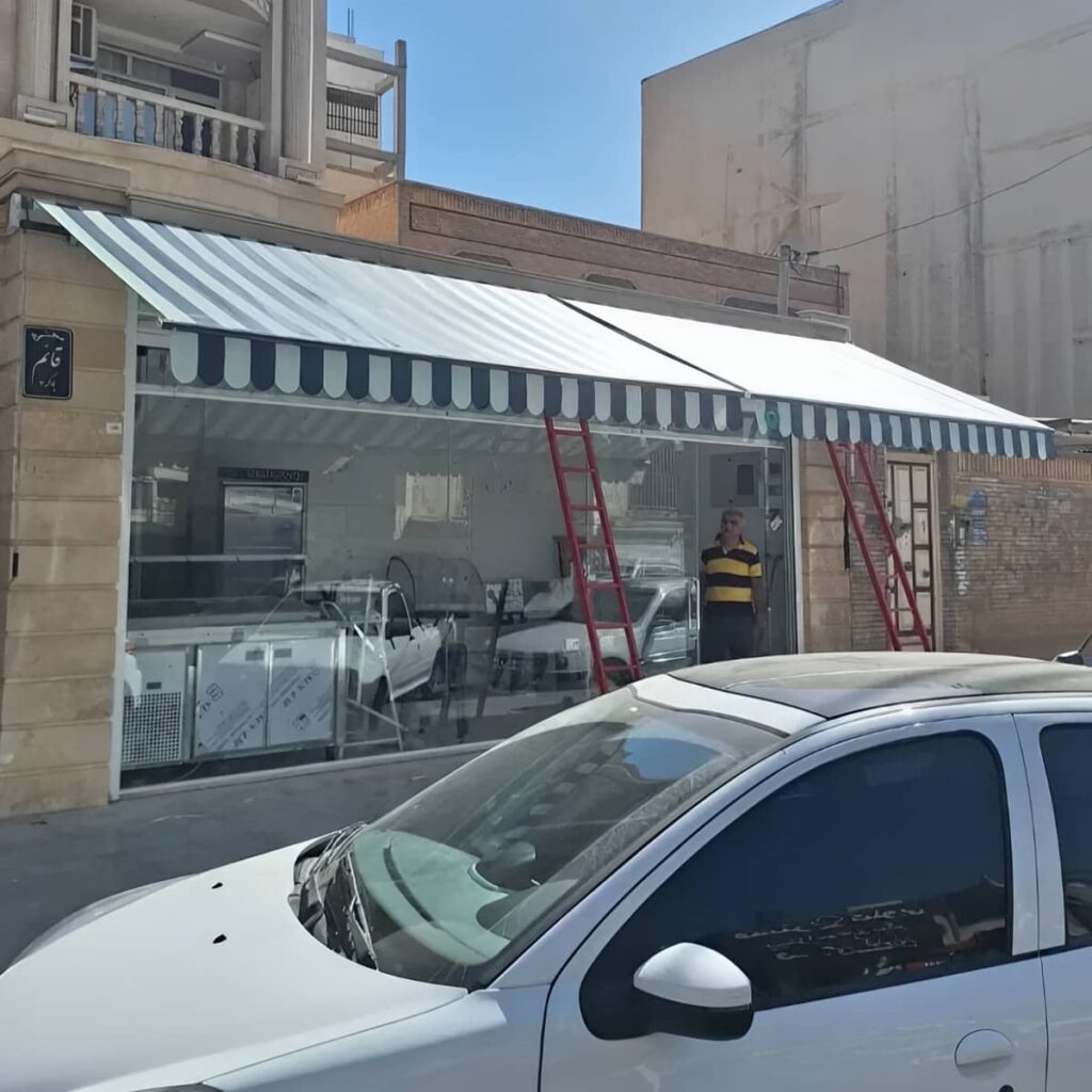 سایبان برقی با پارچه روشن روی تراس بزرگ