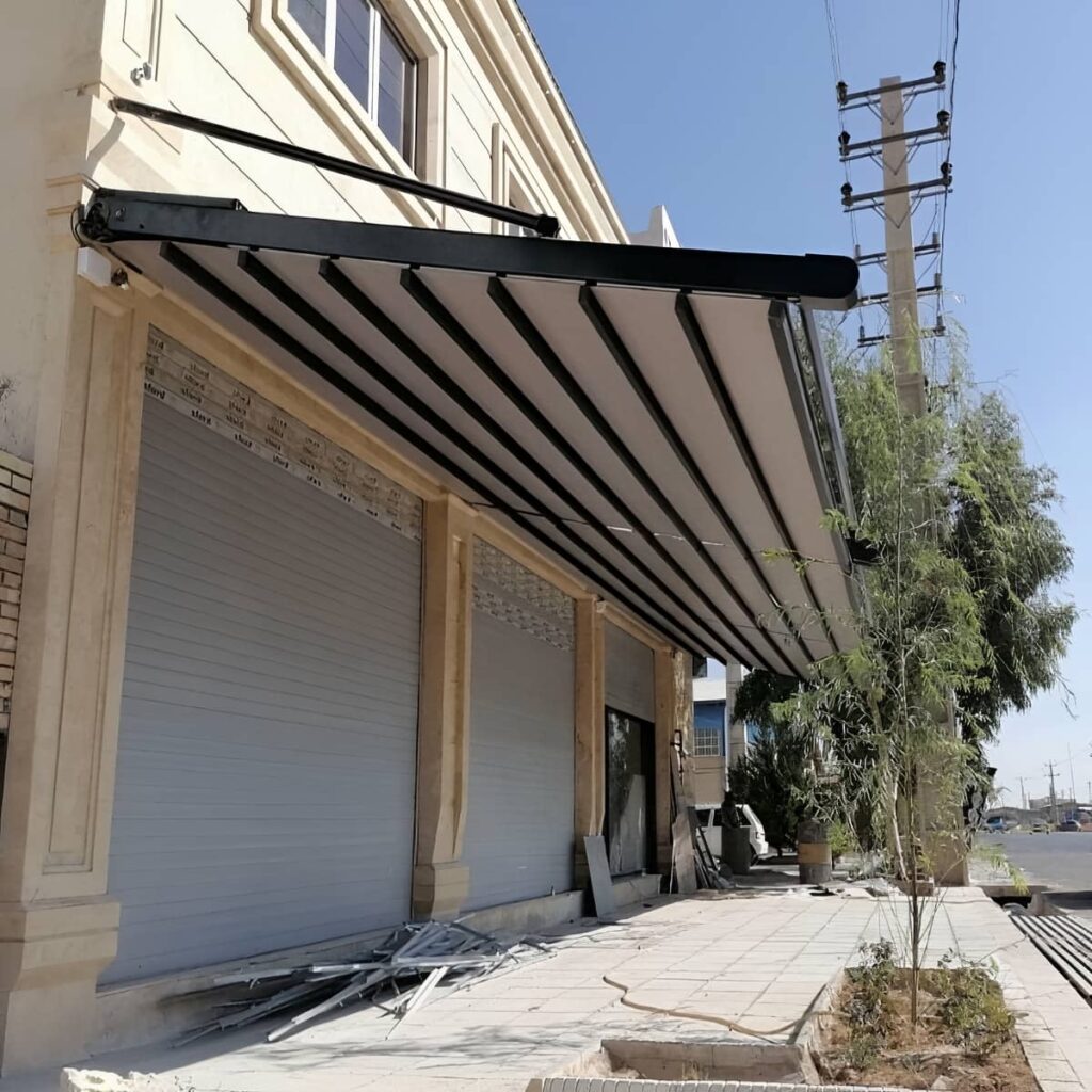 سایبان برقی با پارچه زرشکی روی تراس کلاسیک
