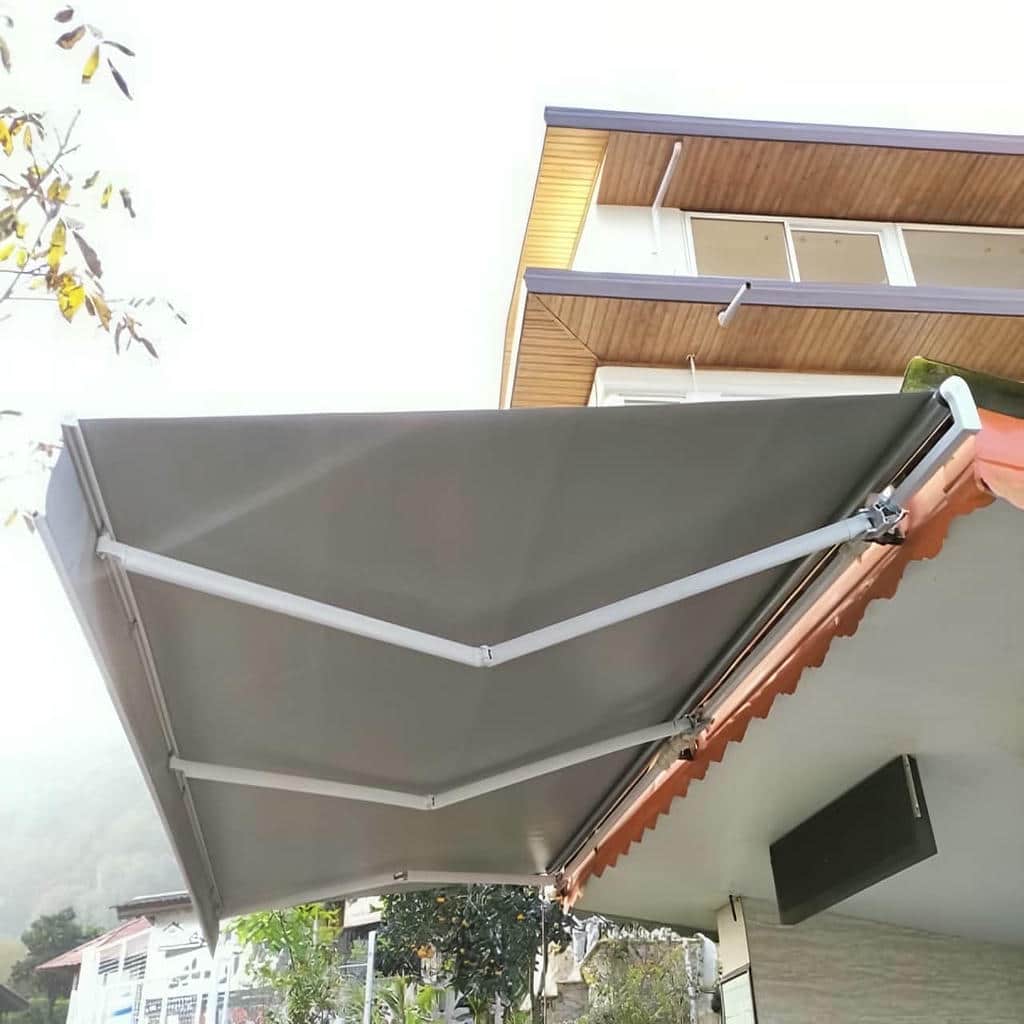 سایبان برقی با پارچه طوسی روی بالکن