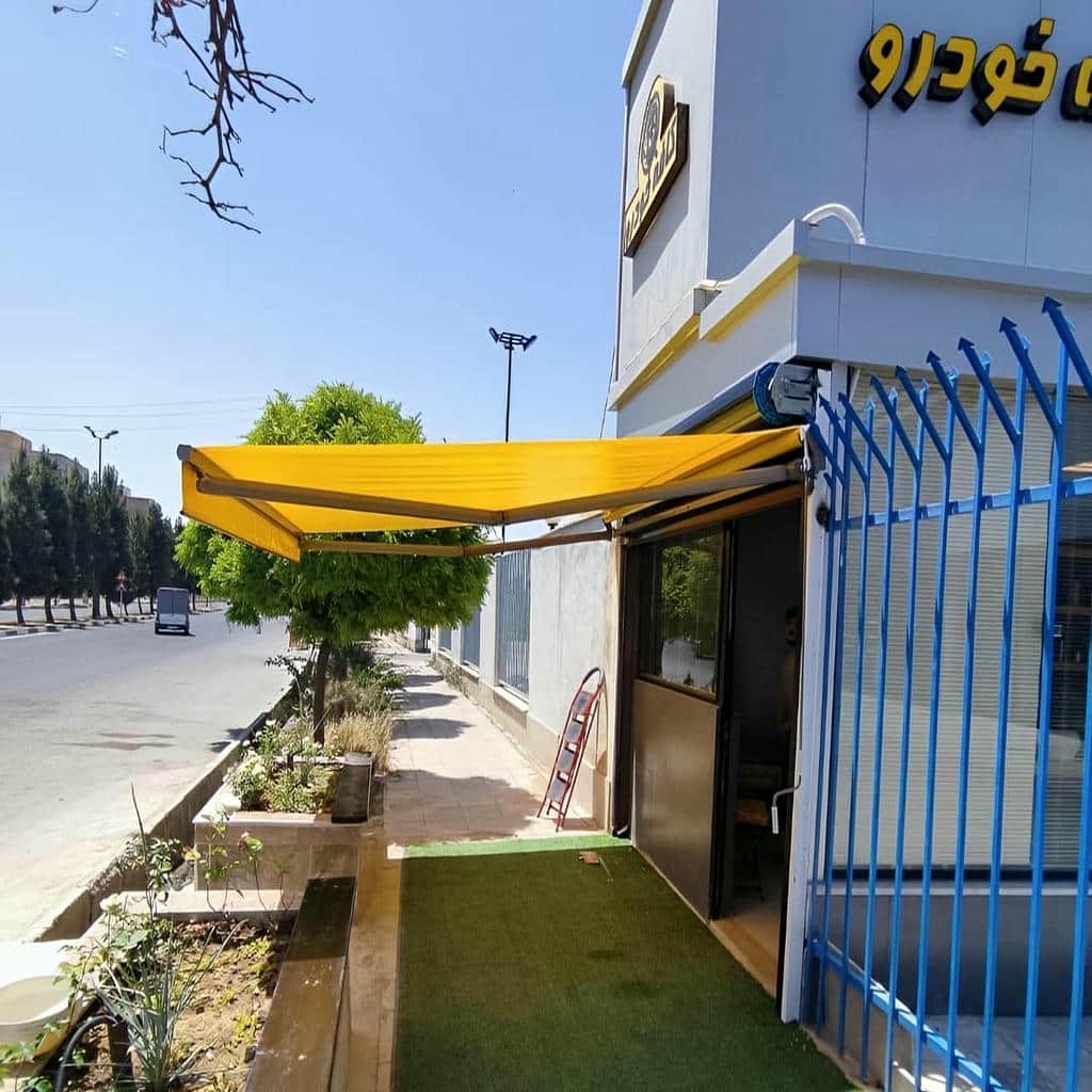 سایبان برقی با پارچه طوسی روی تراس