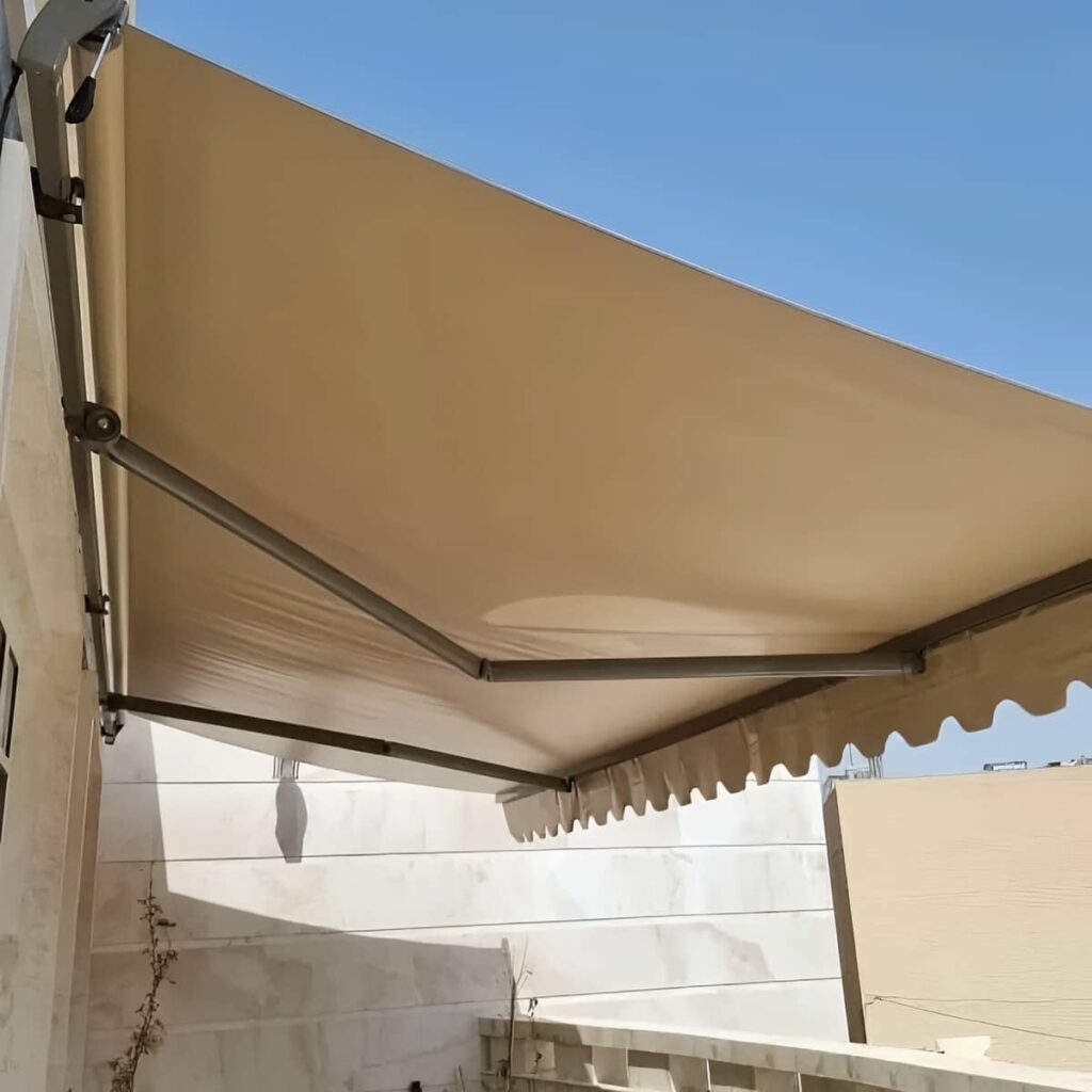 سایبان برقی با پارچه طوسی کنار حیاط