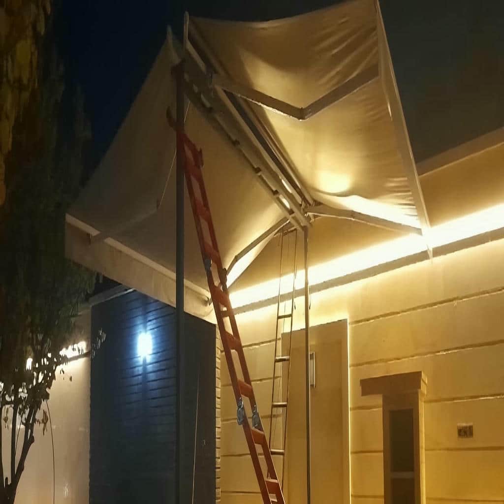 سایبان برقی با پارچه کرم برای بالکن