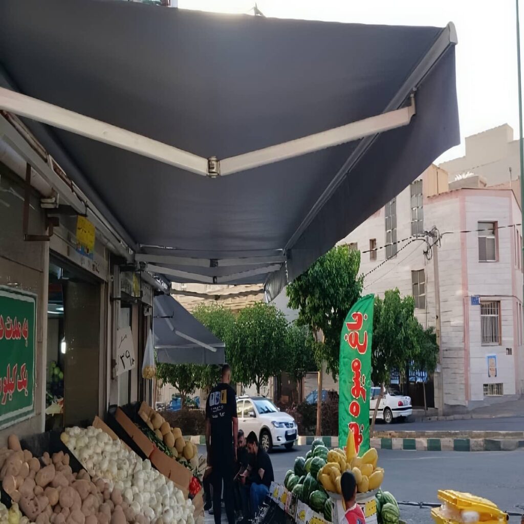 سایبان برقی با پارچه کرم کنار استخر