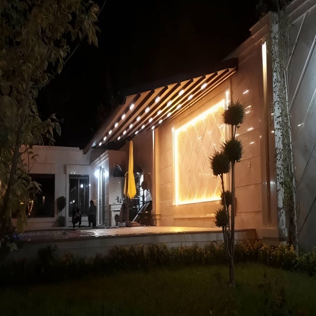 سایبان برقی روی تراس باریک ساختمان