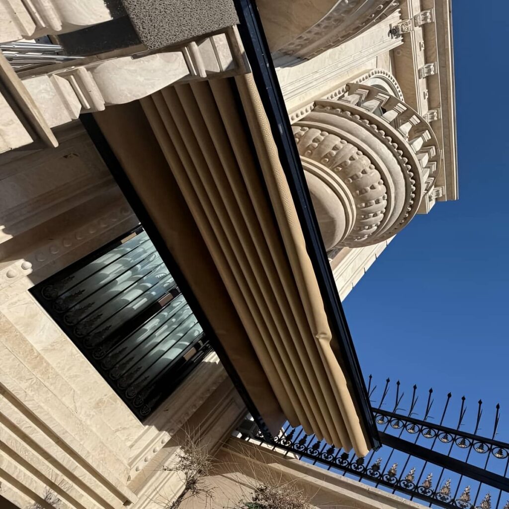 سایبان متحرک اردبیل کنار نمای آجری