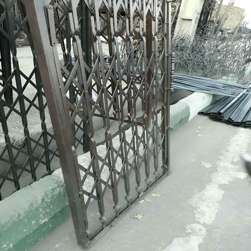 محافظ آکاردئونی سفید ورودی آپارتمان در اردبیل