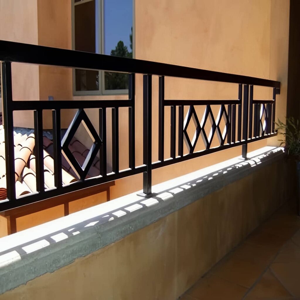 نرده بالکن استان چهارمحال و بختیاری با رنگ هماهنگ نما