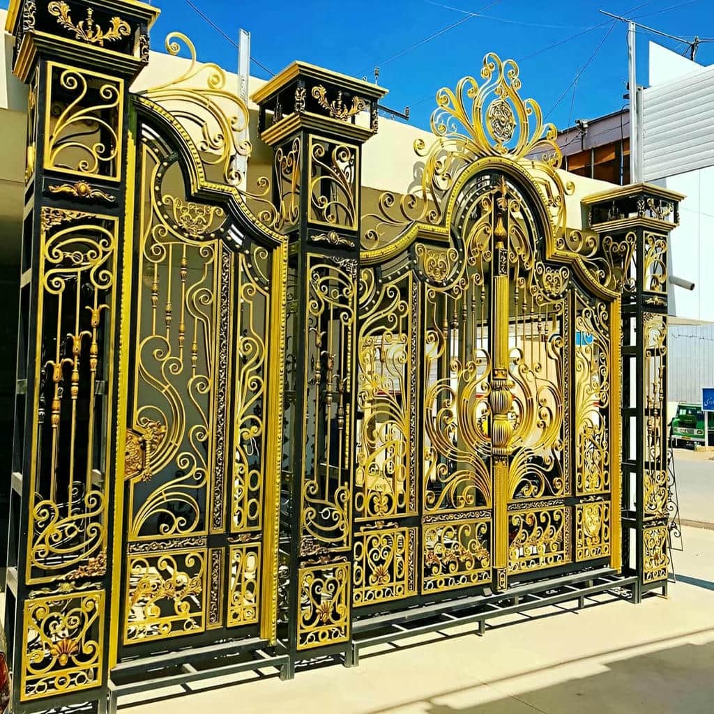 نمای ورودی آهنی ساده برای آپارتمان مسکونی