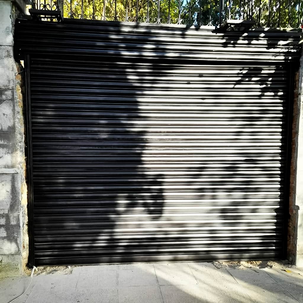 کرکره برقی مشکی هماهنگ با نمای ساختمان