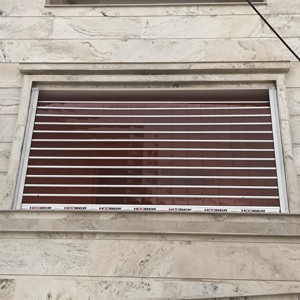 کرکره ریموت دار مشکی هماهنگ با نمای ساختمان کرکره ریموت دار مشکی هماهنگ با نمای ساختمان