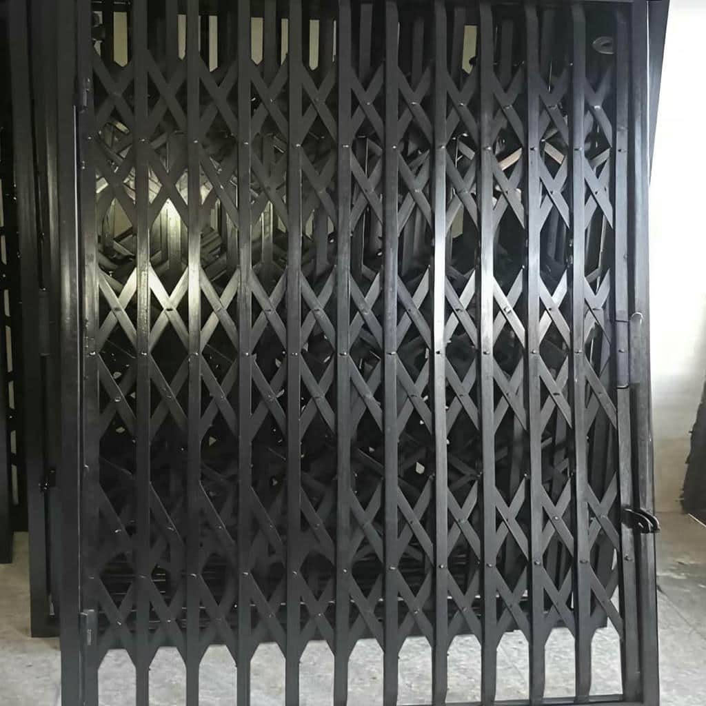 گارد جمع‌شونده فلزی نصب‌شده در استان کرمان