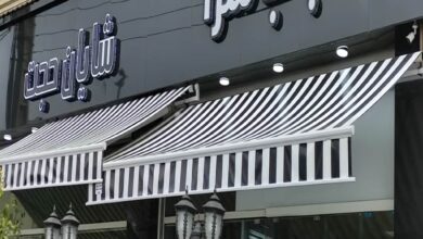سایبان برقی استان مرکزی با پارچه طوسی کنار نمای روشن